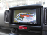車庫入れの時に大変便利なバックカメラが付いています。後の映像が画面で見れますので安心ですよ。