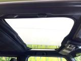 【ガラスルーフ】ガラスルーフ搭載で車内の解放感が一気にアップ!開放的なドライブをお楽しみいただけます。