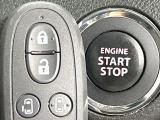 【キーレススタートシステム】カバンやポケットに入れたままでもドアの施錠・解錠が可能なスマートキーを装備。エンジンのオン・オフ時もカギを取り出す必要が無いからとっても便利です♪