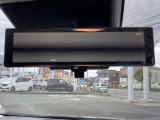 スマートルームミラー:車両後方のカメラ映像をミラー面に映し出すので、車内の状況や、天候などに影響されずいつでもクリアな後方視界が得られます。