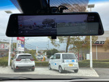 ドライブレコーダーはミラー一定型。写真は前方のカメラ画像