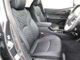包み込むようなホールド感のあるシートでお車の操作性だけでなく、運転中の疲れも軽減!長時間の運転やお体をしっかりサポートします!