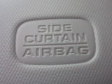 サイドカーテンエアバックシステムは、側面衝突時に大人から子供までさまざまな体格の乗員の頭部や頚部を広範囲で保護。特にセンターピラーへの頭部衝突を防ぐ展開性能を実現しています。