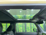 【ガラスルーフ】ガラスルーフ搭載で車内の解放感が一気にアップ!開放的なドライブをお楽しみいただけます。
