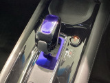 ハンドル周りがすっきりするフロアシフト。ハンドル操作に集中しやすいので、事故の防止にも役立ちます。