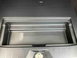 トランクフロア下小さい収納スペース有り