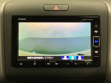 ギヤをR(バック)に入れるとナビの画面に後ろの映像が映るリアカメラ付です。後退時、コンディションが悪い視界でもカラーバックモニターがドライバーをサポートします。