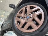 【純正18インチアルミホイール】外観にマッチした純正アルミホイールを装着しております。各種社外アルミホイールや、スタッドレスタイヤも取扱いしております。是非ご相談ください♪
