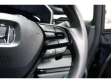 Hondaセンシングの機能のひとつ、アダプティブクルーズコントロール付!アクセルから足を離しても設定したスピードと前車との車間を保ち走行してくれます!車線維持もアシスト☆高速道路で疲労軽減ですね☆