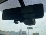 スマートルームミラーも付いています。後方ピラーや荷物、後席に同乗している方や曇りなど視界が遮られた場合でも後方カメラからの映像で安全確認をすることができます。