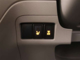 運転席には寒い時期に優しく身体を温めてくれるシートヒーターが装備されています。