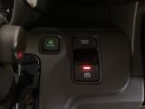 セレクトレバーの右に電子制御パーキングブレーキがあります。スイッチひとつで、停車した地点の傾斜などをシステムが検知・判断してブレーキ力を自動的に最適制御し、しっかり停車できるパーキングシステムです。
