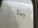 【ブラインドスポットモニター】走行中、ドアミラーの死角になりやすい箇所に後続車が接近するとサイドミラーのレンズに警告を表示!ドライバーに注意喚起をしてくれます。