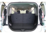 後部座席を使用した状態でも、十分なラゲッジスペースです。荷室開口部が広いため、荷物の積み降ろしもスムーズです。