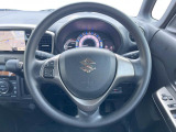 インテリアに合わせたデザインのステアリングは、運転される方のことも考え、運転しやすい形状、大きさです。是非一度、実際に触ってお確かめください。
