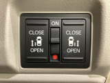 リアドアは乗り降りに便利な両側電動スライドドアです。また運転席に座っていながらスイッチ操作で自在にスライドドアを開け閉めできます。