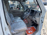 毎日過ごす運転席は要チェック。シートのへたり・擦れ、視界のイメージまで伝わる重要ポイント。