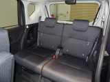 後部座席は、分割スライド、リクライニングできるのでシートアレンジ自在!
