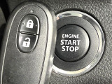 【キーレススタートシステム】カバンやポケットに入れたままでもドアの施錠・解錠が可能なスマートキーを装備。エンジンのオン・オフ時もカギを取り出す必要が無いからとっても便利です♪