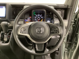 ハンドルにHondaセンシング系のクルーズコントロールやレーンキープアシストなどのスイッチと、オーディオの操作スイッチが装備されています。ハンドルから手を離さず安全に操作できます。
