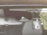 【エマージェンシーブレーキ】走行中に前方の車両等を認識し、衝突しそうな時は警報とブレーキで衝突回避と被害軽減をアシスト。より安全にドライブをお楽しみいただけます。