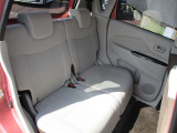 リヤシートです。大人も子供もゆったり座れるスペースが確保されてます。