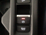 指先の操作でパーキングブレーキの「作動と解除」が行うことができる装備。ブレーキペダルから足を離しても停止し続けてくれるオートブレーキホールド機能。信号待ちなどの際には便利。ECO運転で低燃費走行♪