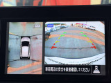 上から見下ろしているような視点で周囲が確認できるアラウンドビューモニターです。上から見下らしているような映像によって縦列駐車もラクラク、駐車が苦手な人の強い味方です!