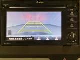 バックでの車庫入れも安心です! リアカメラが付いているバックモニター付のディスプレイオーディオを装備しております。操作線もついており距離感も画面から確認できます。
