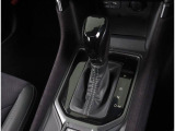 縦型シフトで操作性の良いシフトです!!シフトブーツやピアノブラックカラーのパネルがラグジュアリー感を高めます!