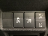 Hondaセンシング用の、VSA(ABS+TCS+横滑り抑制)解除と路外逸脱抑制機能のオンオフスイッチなどはハンドルの右側に装備しています。