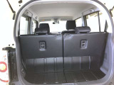 バックドアを上げた状態です。シートを倒せば荷室のスペースが広くなります!用途に合わせて快適な室内を!