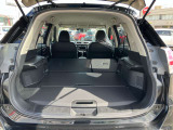 セカンドシートを折りたたむと長い荷物も収納できます。
