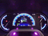 とっても見やすいメーターです。夜間時はラグジュアリーな気分にさせてくれる照明が魅力ですので、夜のドライブも楽しみになりますよ♪