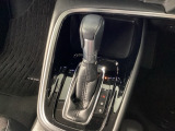 ハンドル周りがすっきりするフロアシフト。ハンドル操作に集中しやすいので、事故の防止にも役立ちます。