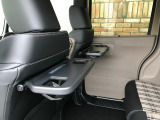 格納式シートバックテーブル付きです。休憩時のちょっとした小物置きとして便利です。