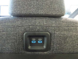 運転席背面には、充電用USB-タイプCがあります。