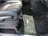 【フロントのフロアマット】前席は純正フロアマット付きです。大きな汚れもなく、綺麗な状態です。
