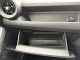 助手席側に、グローブボックス収納を装備。