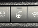 【ステアリングヒーター】冬場に冷たくなりやすい革巻きステアリングを、スイッチ一つで素早く適温に!エアコンよりも早く温まってくれるので、寒い日の運転も快適になりますね♪