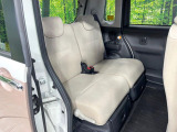 後部座席も気になるようなキズ・汚れやへたり等、大きなダメージはなく、良好な状態です。