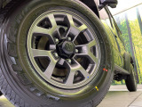 【純正15インチアルミホイール】外観にマッチした純正アルミホイールを装着しております。各種社外アルミホイールや、スタッドレスタイヤも取扱いしております。是非ご相談ください♪