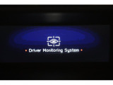 ■ドライバーモニタリングシステム装備。予め設定済みのシートポジションやドアミラー角度などを自動的に再現。また前回のエアコン設定も再現致します。また居眠り運転やわき見運転を警告し運転者を常に見守ります。