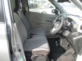 運転席には、シートリフターが付いております☆ 前後のスライドに加えシートの高さも変更出来ますので小柄な女性の方でも運転し易いポジションを取れます♪