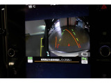 シフトをバックに入れれば、自動的に後方の映像がナビ画面に映し出されます。後方視界を確保するリヤビューカメラ。車庫入れ時などにとても便利です