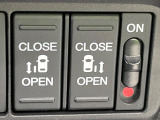 【両側パワースライドドア】スマートキーや運転席のスイッチで後席両側スライドドアの開閉が可能♪電動だから力を入れてドアを開ける必要が無く、小さなお子様でも簡単に開け閉めでき快適です♪