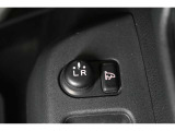 狭い場所も苦になりません。電動格納ドアミラー装備。