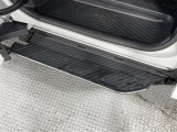 【ユニバーサルステップ】パワースライドドア作動に連動して地上から200mm(※2WDの数値)の位置にステップが出てきます!スライドドアクローズ時にはすっきり隠れる構造となっています。