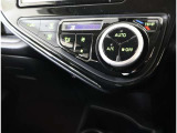 左右独立温度コントロールフルオートエアコンです。運転席、助手席それぞれで独立して温度設定ができます。冷え性の方が乗っても安心ですね♪