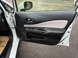 乗り降りで多く使用する運転席席ドアですが、目立った傷や汚れもなく綺麗です!